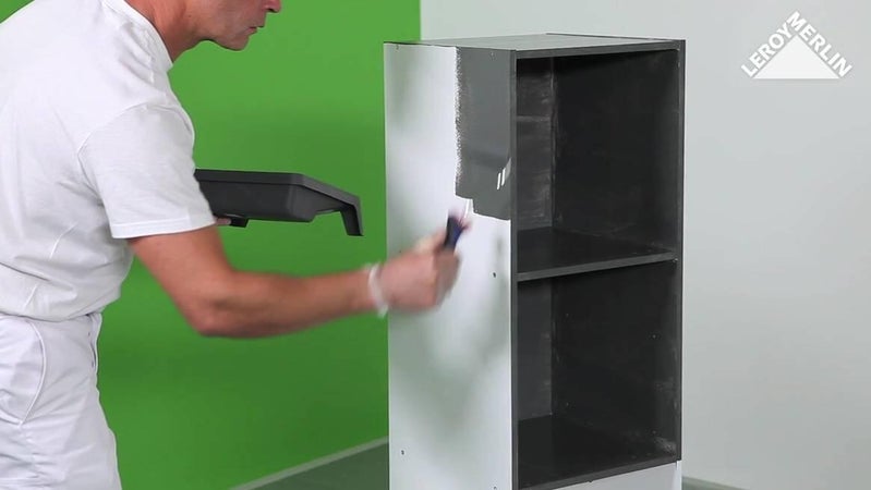 découvrez comment choisir le bon artisan pour repeindre vos meubles et leur offrir une seconde vie avec un travail de qualité.