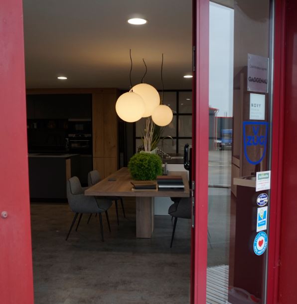 découvrez comment choisir un cuisiniste artisan de qualité pour concevoir une cuisine sur mesure, alliant savoir-faire traditionnel et matériaux durables.