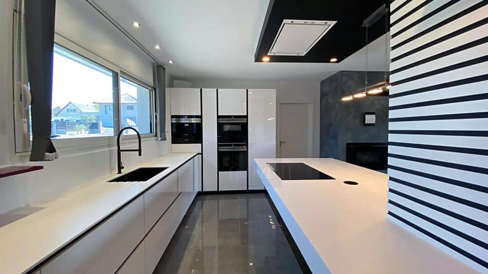 découvrez comment choisir un cuisiniste artisan de qualité pour une cuisine sur mesure, alliant savoir-faire, matériaux durables et conseils personnalisés.