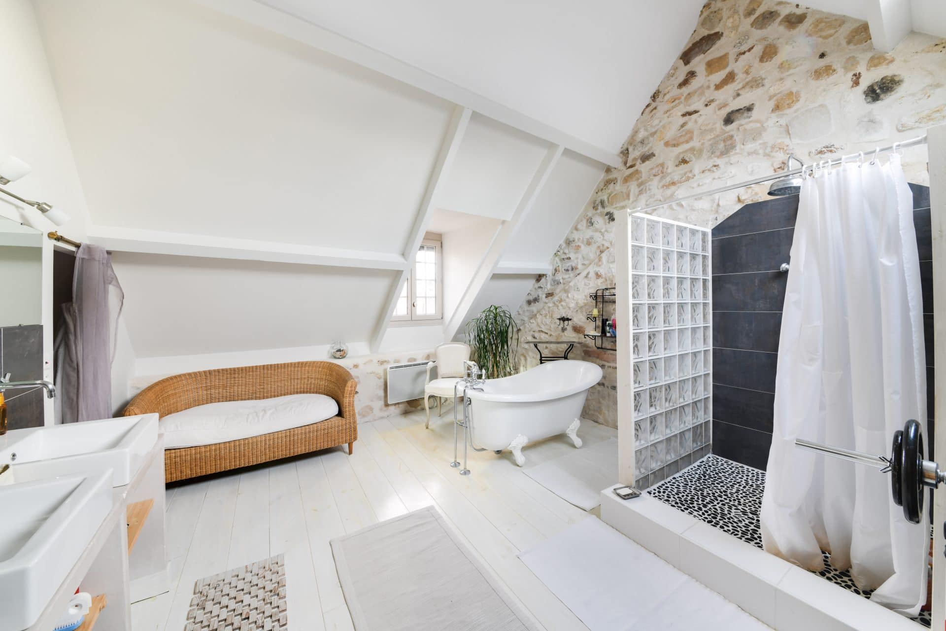 découvrez comment choisir entre une douche ou une baignoire en fonction de vos besoins, espaces et préférences pour une salle de bains idéale.