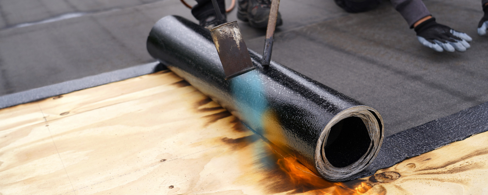 découvrez comment choisir le revêtement de toiture idéal pour protéger et embellir votre maison, en tenant compte des matériaux, du climat et de votre budget.