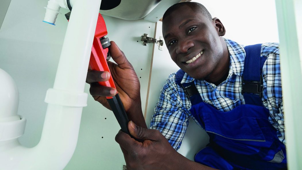 découvrez comment choisir un plombier fiable et qualifié pour vos travaux de plomberie. conseils pratiques pour éviter les mauvaises surprises et garantir un service de qualité.