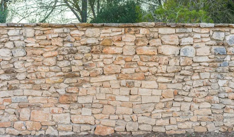 découvrez nos solutions de clôtures murales robustes et esthétiques pour sécuriser et délimiter votre propriété avec style.