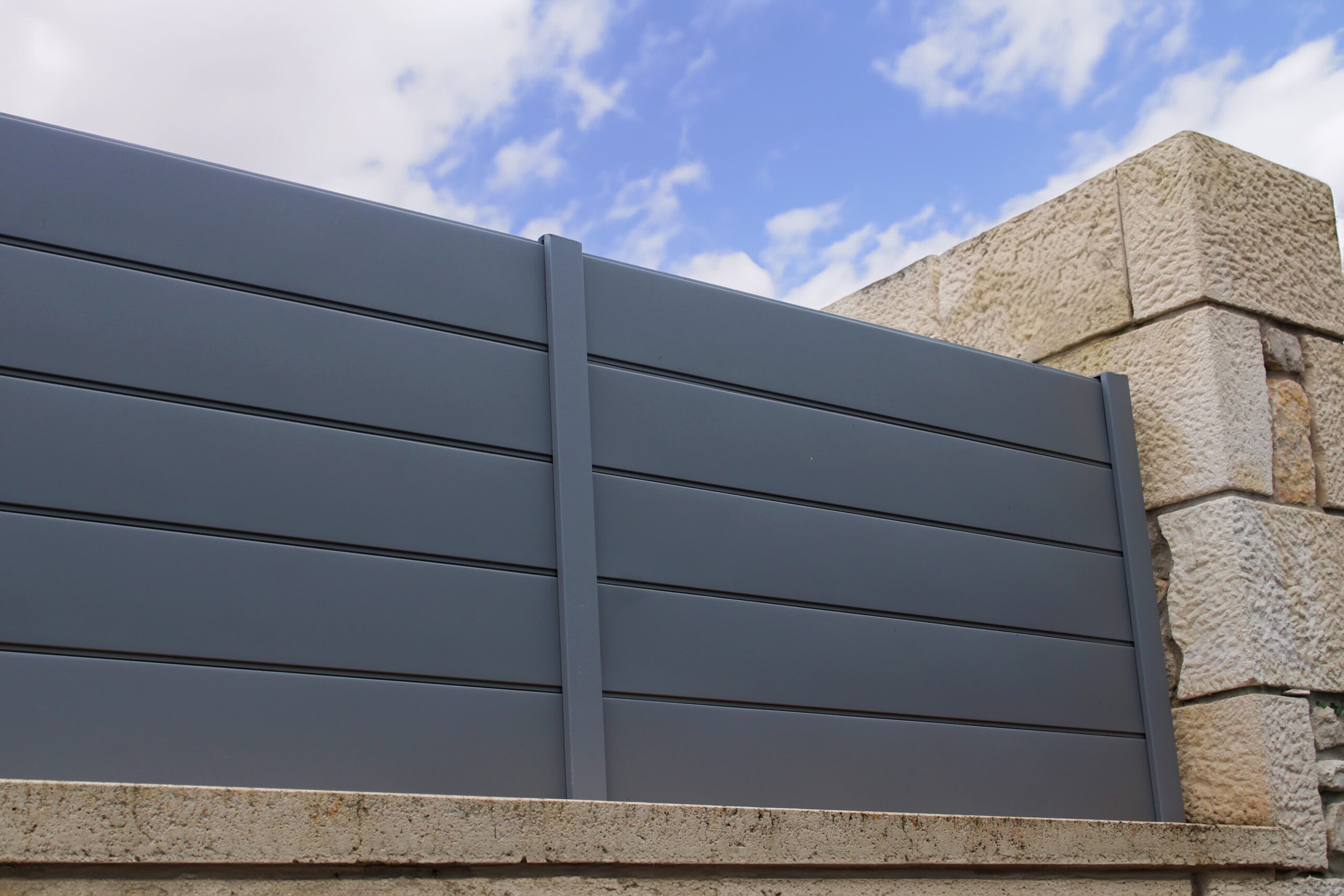 découvrez nos solutions de clôture murale alliant sécurité et esthétisme pour délimiter et protéger votre propriété avec style.