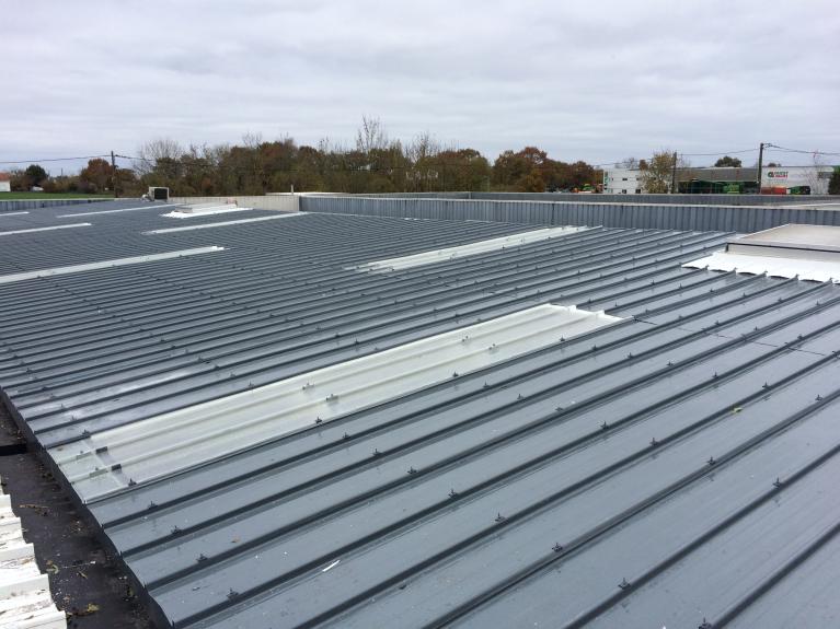 découvrez tout ce qu'il faut savoir sur les toitures en bac acier : leurs avantages, caractéristiques, et conseils d'installation pour protéger efficacement votre bâtiment.