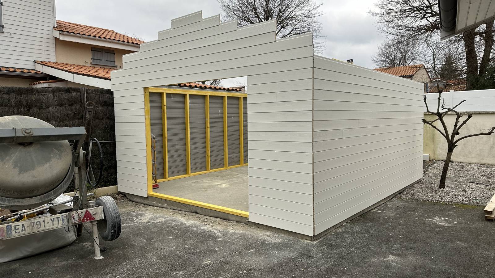 découvrez nos conseils et astuces pour construire un garage solide et fonctionnel. guide complet pour réussir votre projet de construction de garage, du choix des matériaux à l'aménagement.