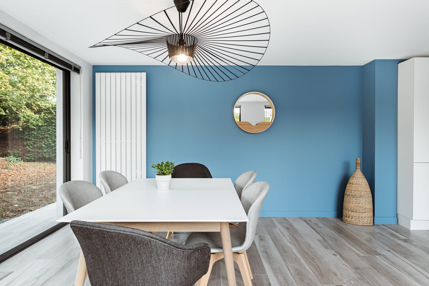 découvrez des idées et conseils pour choisir la couleur parfaite pour vos murs, afin d'embellir et personnaliser votre intérieur avec style.