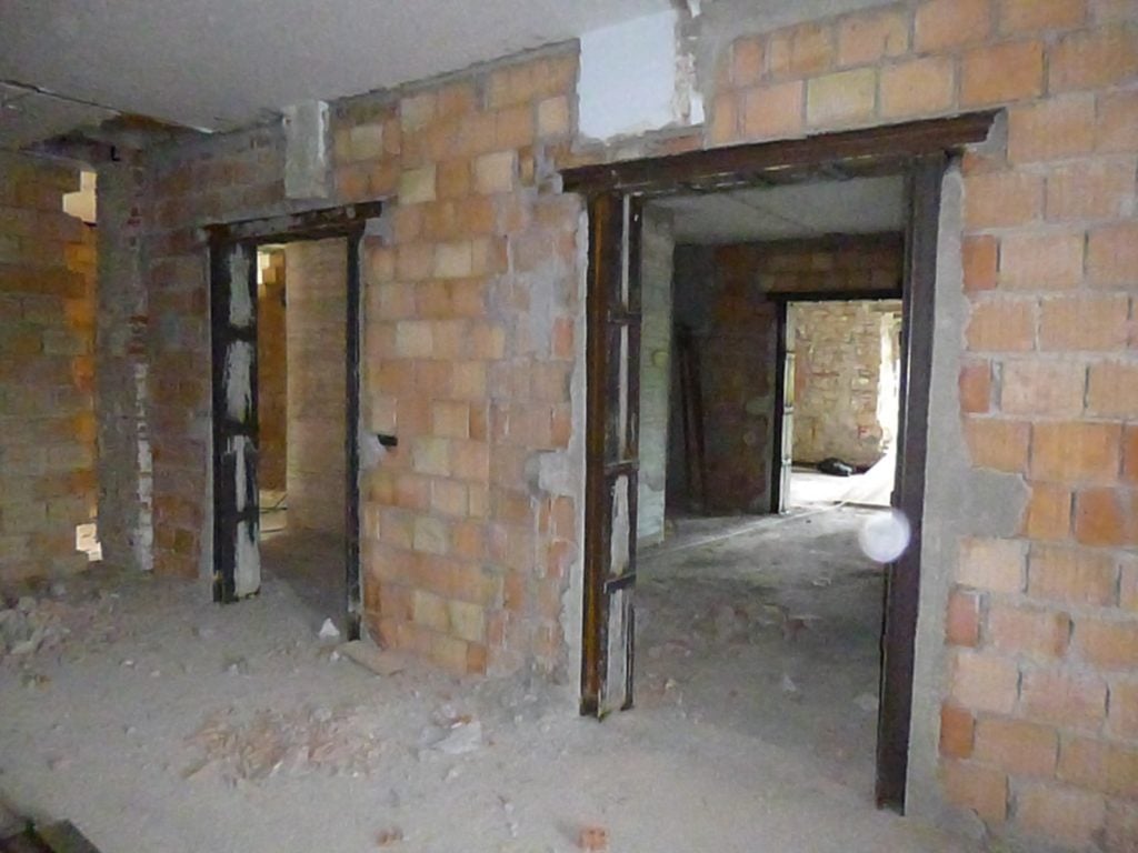 découvrez le coût de l'abattage d'un mur porteur, les facteurs influençant le prix, et les démarches nécessaires pour sécuriser votre chantier.