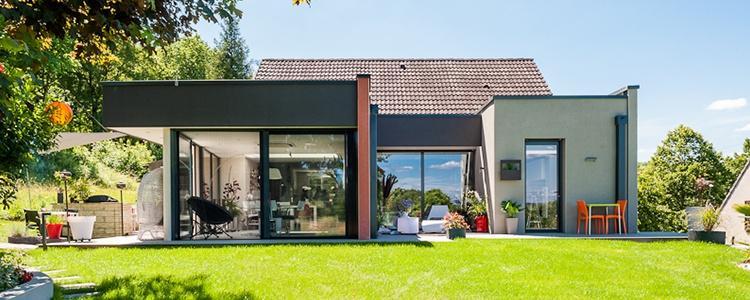 découvrez les coûts d'agrandissement de maison : estimation des prix, facteurs influents et conseils pour réussir votre projet d'extension immobilière.