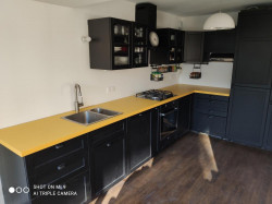 découvrez nos conseils pour estimer le coût d'aménagement d'une cuisine professionnelle et gérer efficacement votre budget.