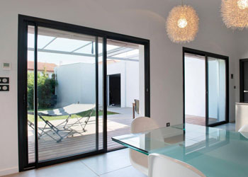 découvrez tout sur le coût d'une baie vitrée : facteurs influençant le prix, matériaux, installation et conseils pour bien choisir et économiser.