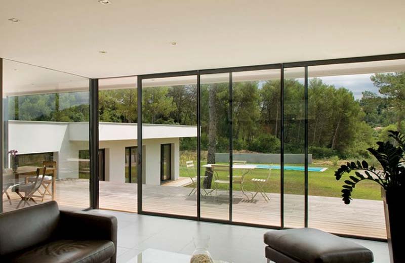 découvrez le coût d'une baie vitrée selon les matériaux, dimensions et options pour bien préparer votre budget rénovation ou construction.