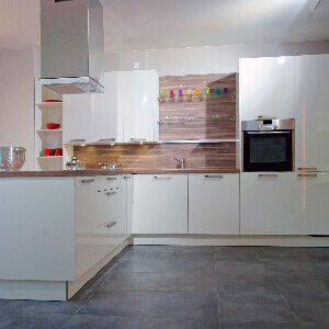 découvrez le coût d'une cuisine équipée et obtenez des conseils pour bien choisir votre budget selon vos besoins et votre style.