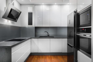 découvrez le coût d'une cuisine équipée, les facteurs qui influencent le prix, et des conseils pour aménager votre cuisine selon votre budget.