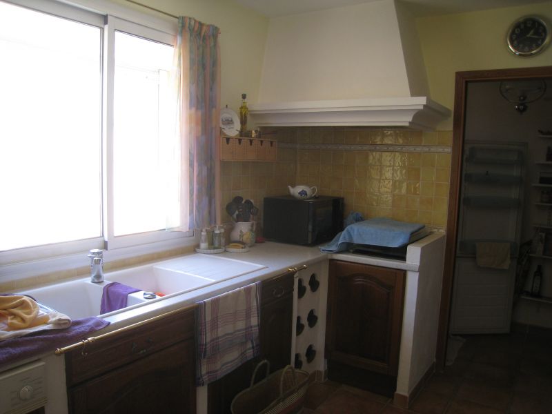 découvrez le coût d'une cuisine maçonnée et obtenez des conseils pour bien planifier votre budget afin de réaliser une cuisine durable et esthétique.