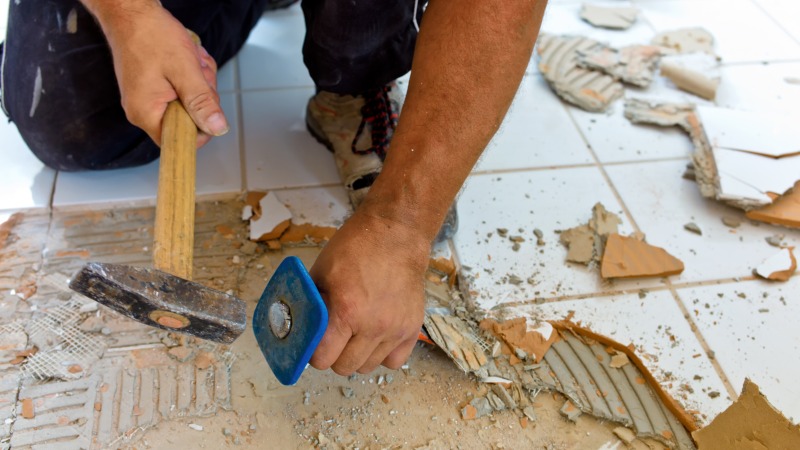 découvrez le coût de la démolition de carrelage, facteurs influençant les prix, et conseils pour un budget maîtrisé lors de vos travaux de rénovation.