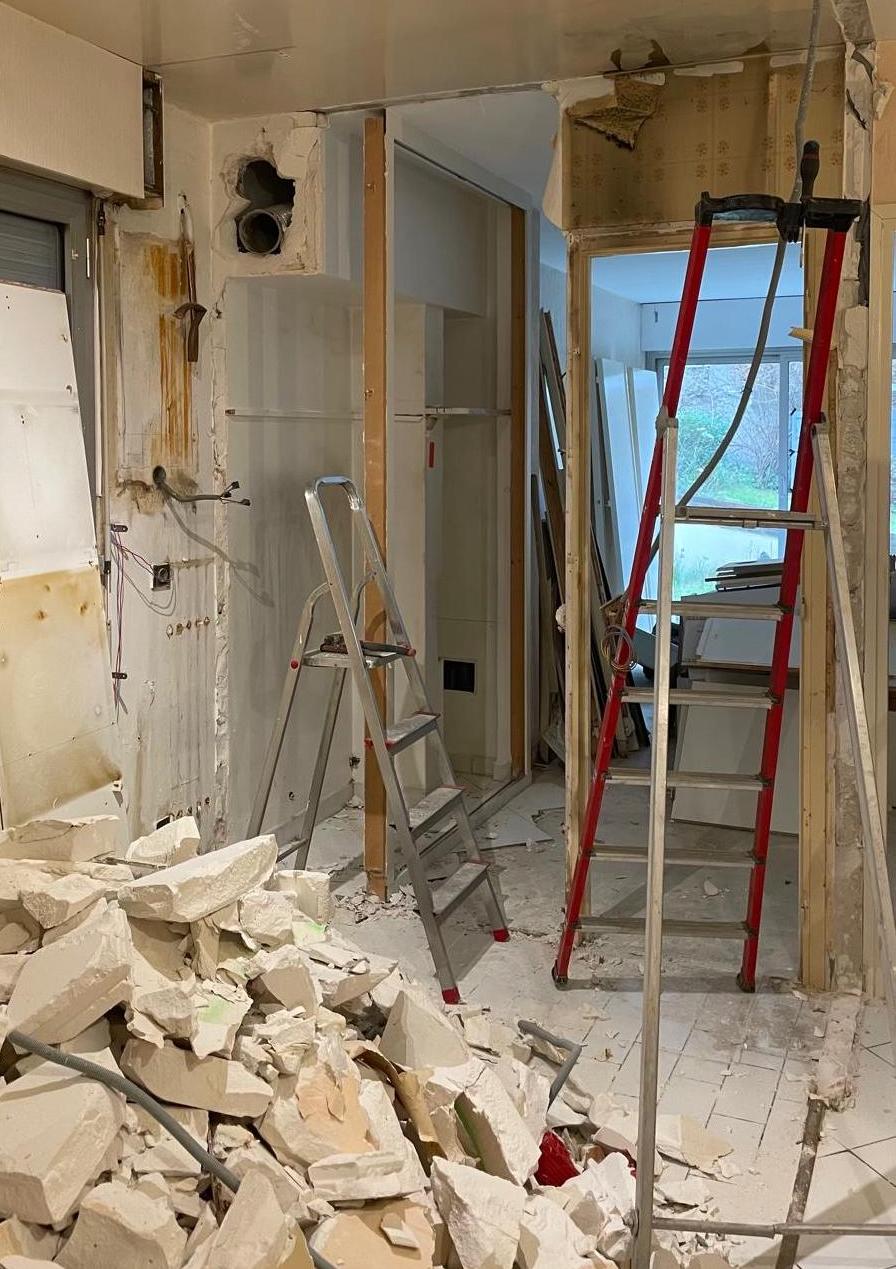 découvrez le coût moyen de la démolition d'une chape au mètre carré, incluant les facteurs influençant le prix et des conseils pour optimiser votre budget.