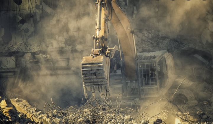 découvrez le coût moyen de la démolition au mètre carré, les facteurs influençant les prix et comment estimer votre budget pour vos travaux de démolition.