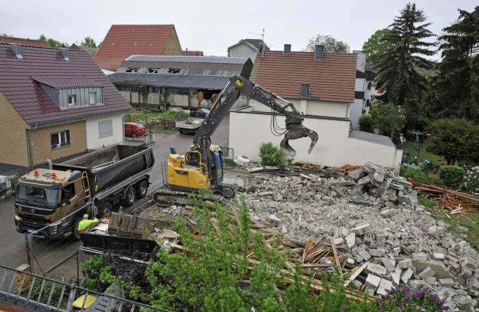 découvrez le coût moyen de démolition par mètre carré pour planifier efficacement vos travaux de rénovation ou de construction.