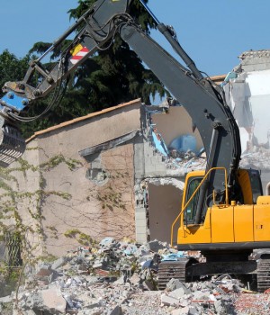 découvrez le coût de la démolition d'une maison, les facteurs qui influencent les prix et comment planifier efficacement vos travaux.