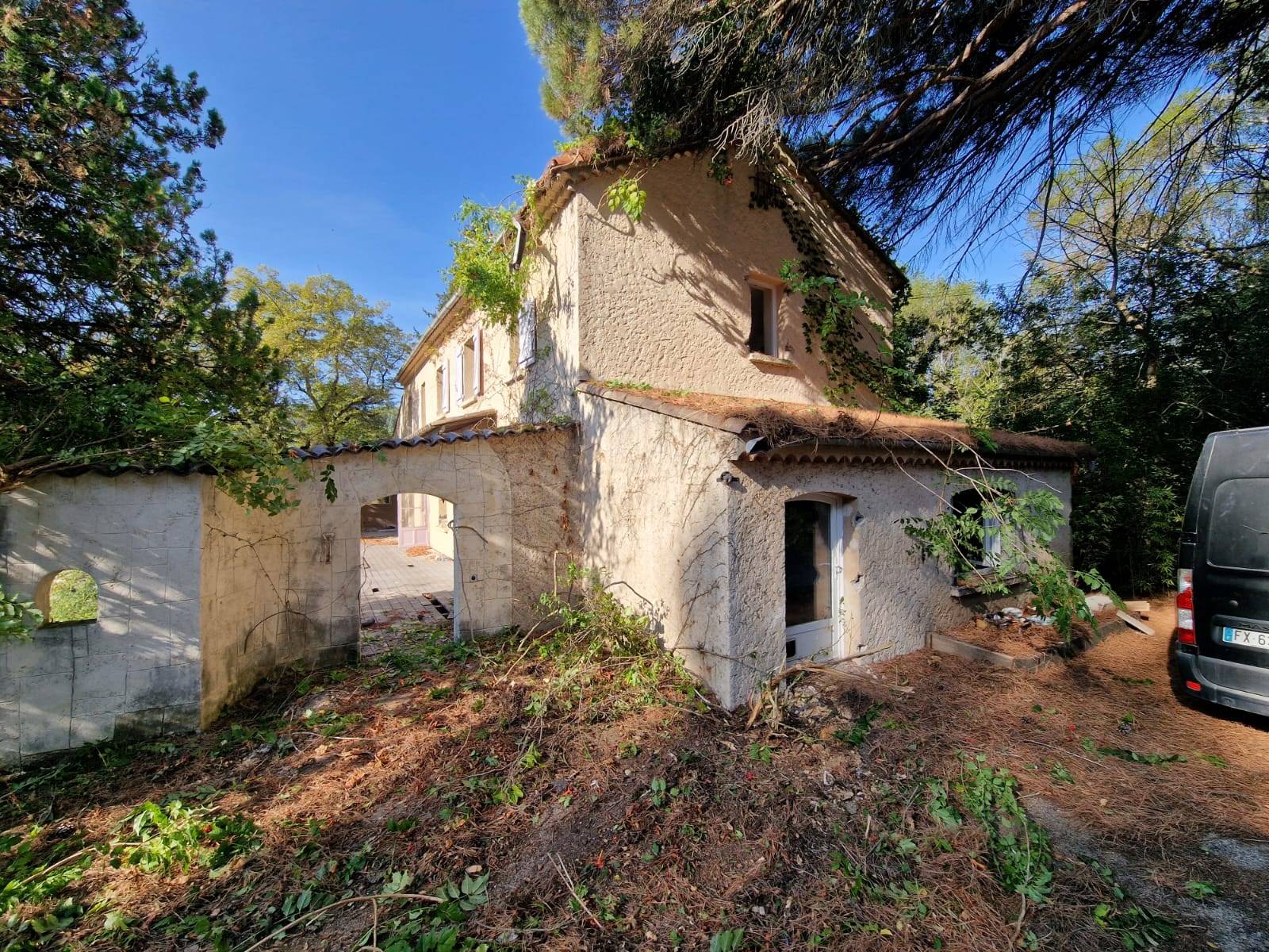 découvrez les facteurs influençant le coût de démolition d'une maison et obtenez une estimation claire pour votre projet de rénovation ou reconstruction.