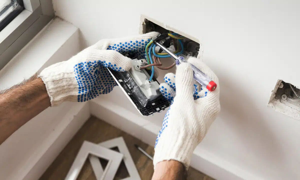 cout deplacement prise electrique découvrez le coût moyen pour le déplacement et l'installation d'une prise électrique, avec des conseils pour maîtriser votre budget électrique.