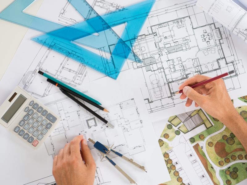 découvrez combien coûte un plan de rénovation et obtenez des conseils pour estimer votre budget de projets de rénovation avec précision.