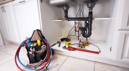 découvrez comment maîtriser le coût de l'électricité et de la plomberie lors de la construction de votre maison neuve. conseils pratiques et estimations pour un budget maîtrisé.