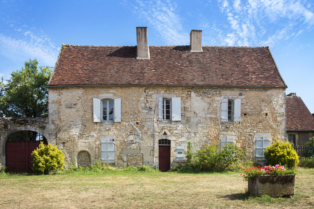 découvrez le coût moyen et des astuces pratiques pour réussir la rénovation de votre façade tout en maîtrisant votre budget.