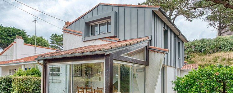 découvrez comment optimiser le coût de votre rehaussement de toit grâce à des conseils pratiques et des solutions efficaces pour un chantier réussi.