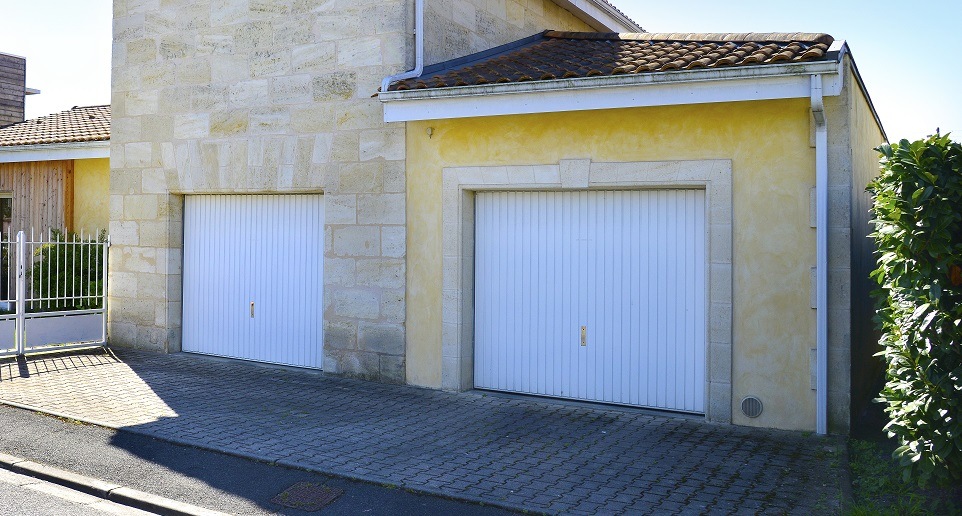 découvrez le coût moyen pour une extension de garage, les facteurs influençant le prix, et des conseils pour estimer votre budget travaux efficacement.