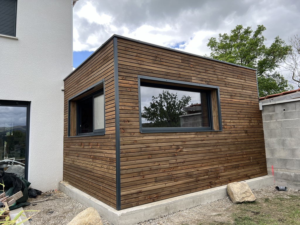 découvrez le coût estimatif pour une extension de maison de 20m² : matériaux, main-d'œuvre et conseils pour bien planifier votre projet.