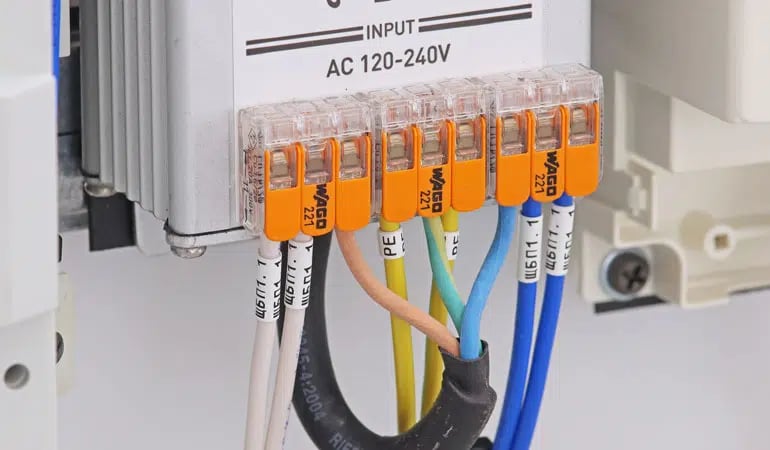 découvrez le coût moyen pour l'installation électrique dans une maison, les facteurs qui influencent le prix, et des conseils pour bien préparer votre budget.