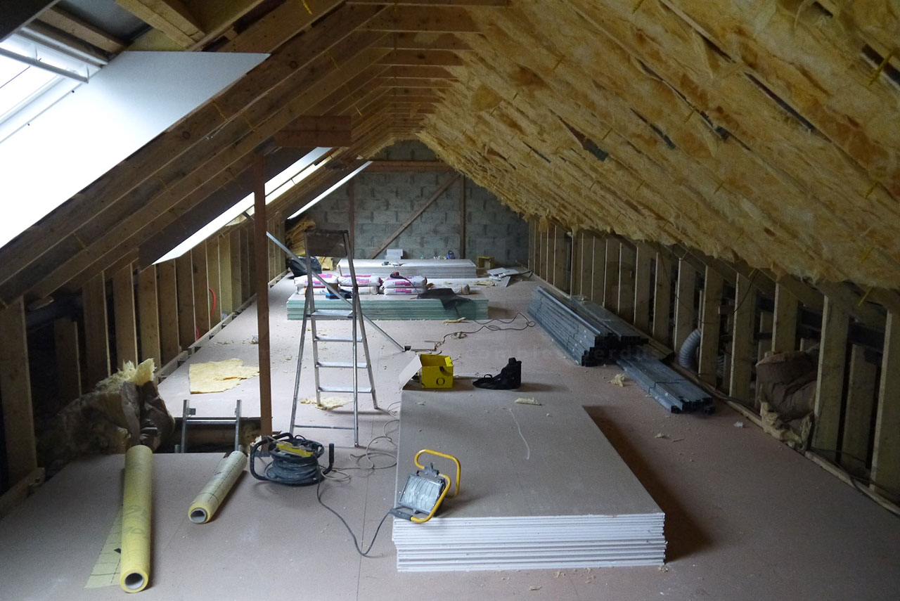 découvrez le coût moyen de l'isolation des combles au m², les facteurs qui influencent le prix et les solutions pour économiser sur vos travaux d'isolation.