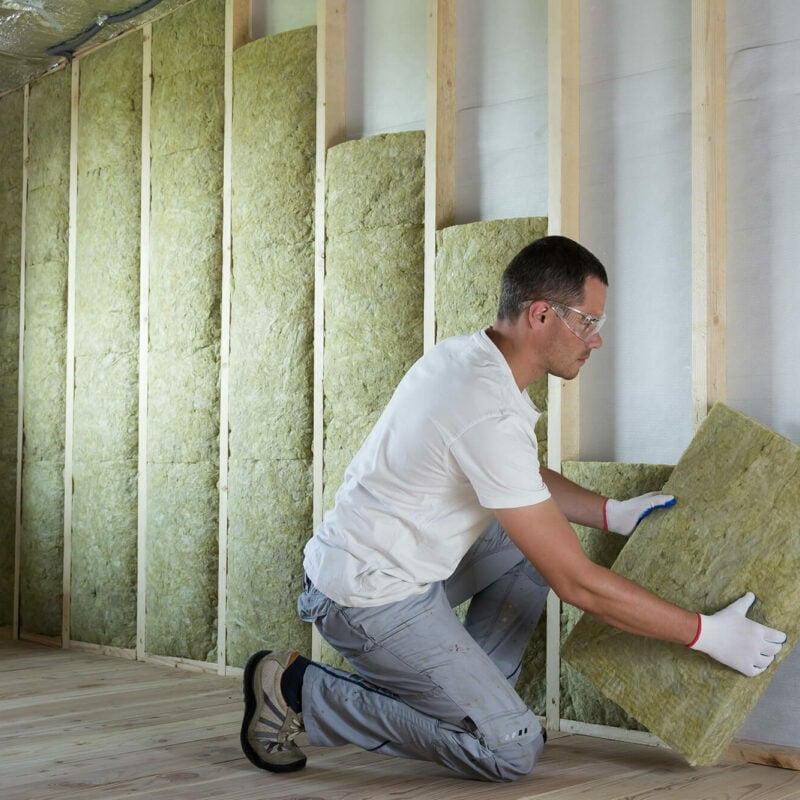 découvrez le coût de l'isolation maison et les facteurs qui influencent le prix pour optimiser votre confort tout en maîtrisant votre budget.