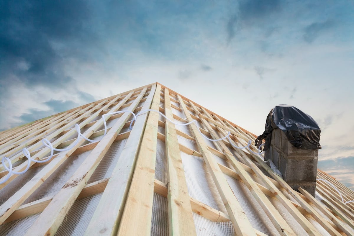 découvrez le coût de l'isolation maison et les facteurs influençant les prix pour bien préparer vos travaux d'amélioration énergétique.