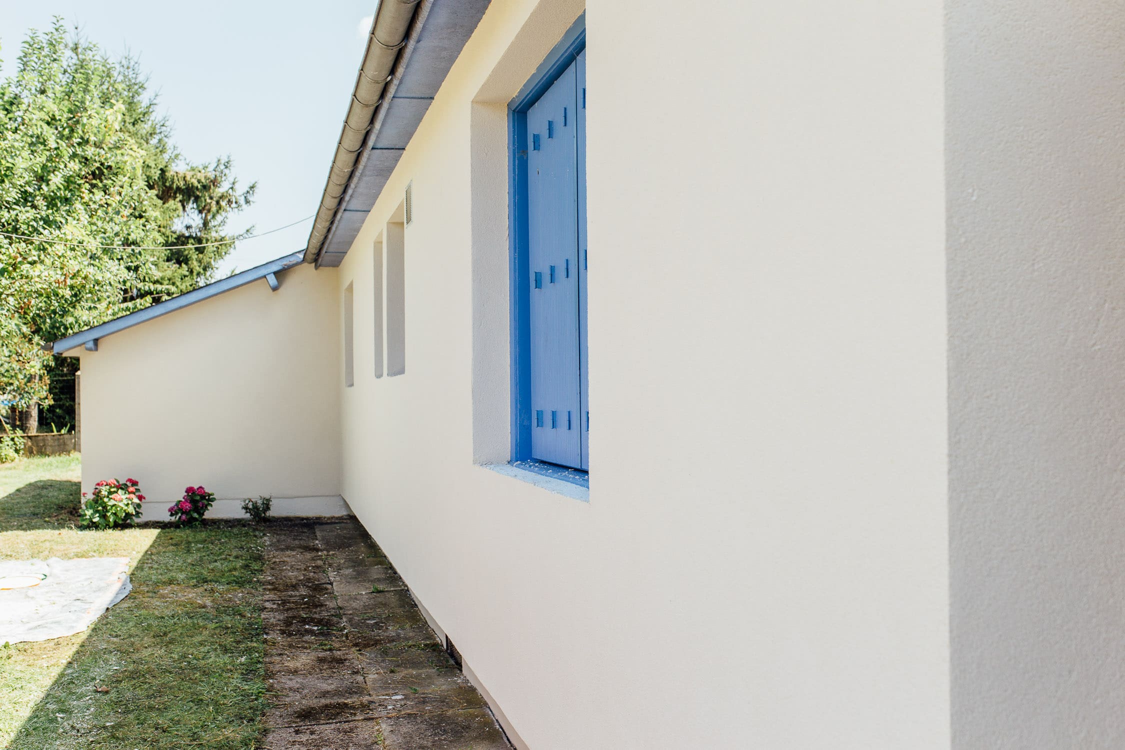 découvrez le coût moyen d'un ravalement de façade et nos astuces pour économiser sur vos travaux tout en améliorant l'apparence de votre maison.