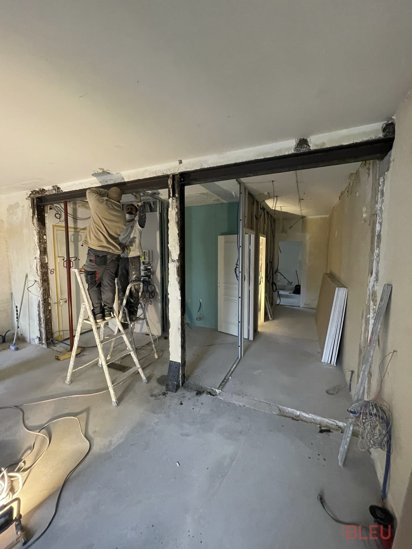 découvrez le coût de l'ouverture d'un mur porteur, incluant les étapes, les matériaux nécessaires et les tarifs des professionnels pour réussir vos travaux en toute sécurité.