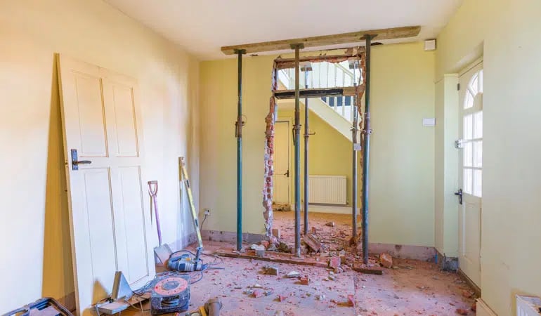 découvrez le coût d'ouverture d'un mur porteur, les étapes à suivre et les tarifs moyens pour réaliser vos travaux en toute sécurité.