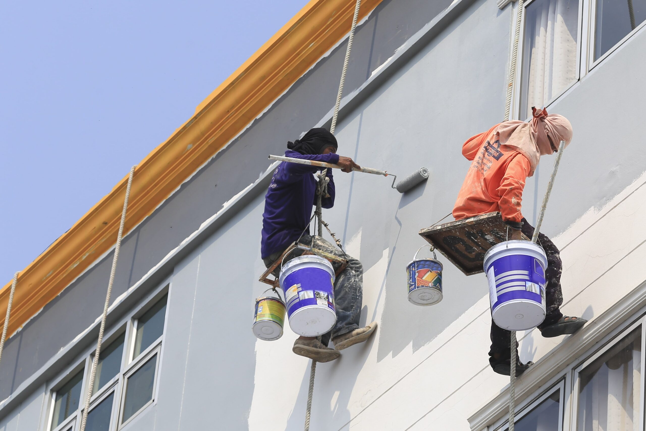 découvrez le coût de la peinture extérieure pour votre maison, les facteurs influençant le prix, et des conseils pour un budget maîtrisé.