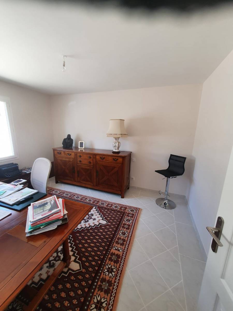 découvrez tout ce qu'il faut savoir sur le coût de la peinture pour votre maison : prix moyens, facteurs influençant et conseils pour un budget maîtrisé.