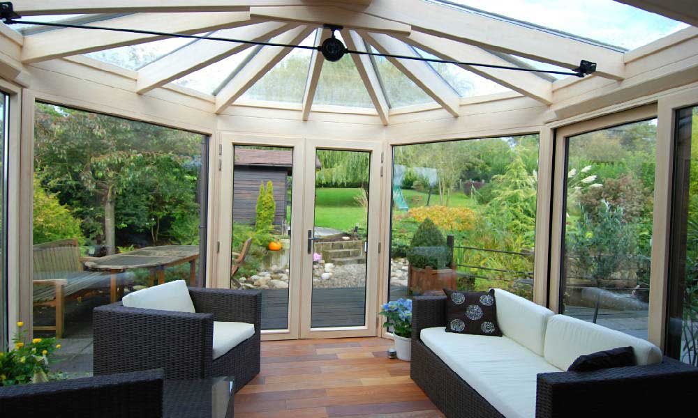 découvrez le coût d'une porte-fenêtre en fonction des matériaux, dimensions et options pour optimiser votre budget rénovation.