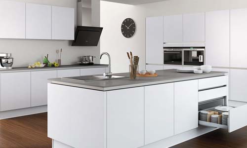 découvrez le coût de la pose d'une cuisine et obtenez des conseils pour estimer votre budget. comparez les prix des professionnels pour une installation réussie.