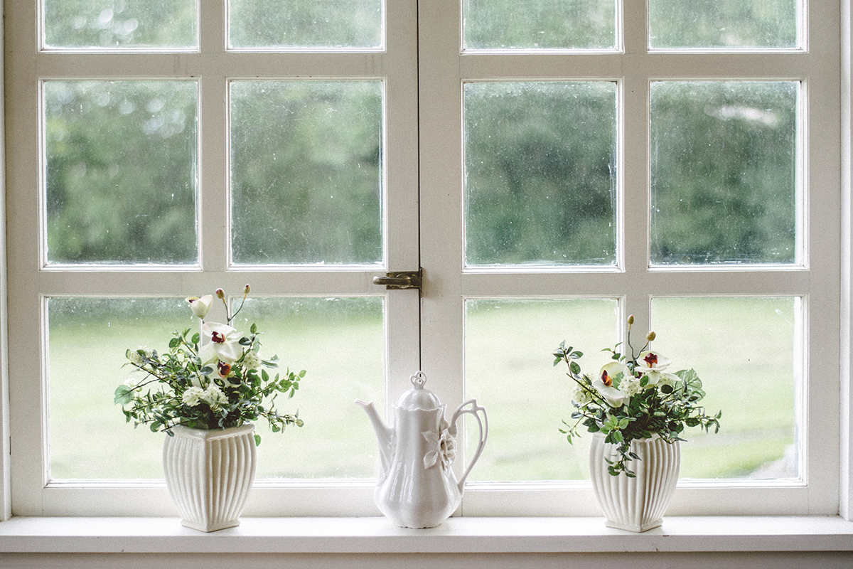 découvrez le coût de la pose de fenêtres en pvc, les facteurs influençant le prix, et comment obtenir un bon rapport qualité-prix pour vos travaux de rénovation.