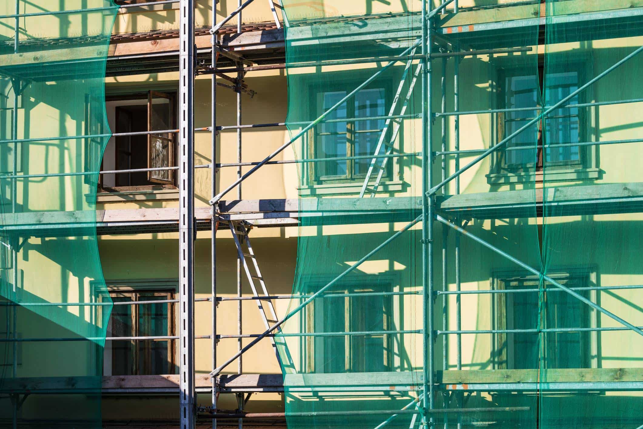 découvrez le coût du ravalement de façade en fonction des matériaux, de la surface et des travaux nécessaires pour redonner vie à votre maison.