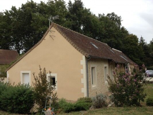 découvrez comment estimer le coût de votre ravalement de façade et découvrez des astuces pour réduire votre facture efficacement.