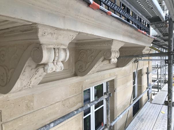 découvrez le coût du ravalement d'une façade haussmannienne et les facteurs influençant le prix pour bien préparer votre projet de rénovation.