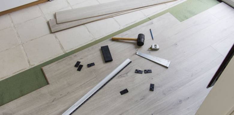 découvrez le coût pour refaire un sol, les facteurs influençant le prix et des conseils pour estimer votre budget travaux de rénovation de sol.