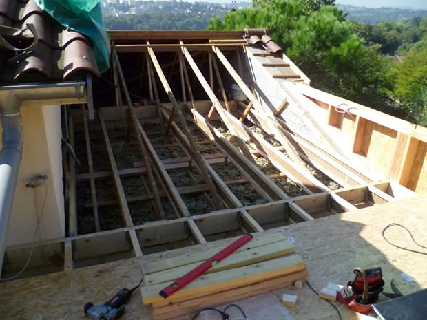 découvrez le coût du rehaussement de toiture : facteurs influents, estimation des prix et conseils pour bien planifier vos travaux.