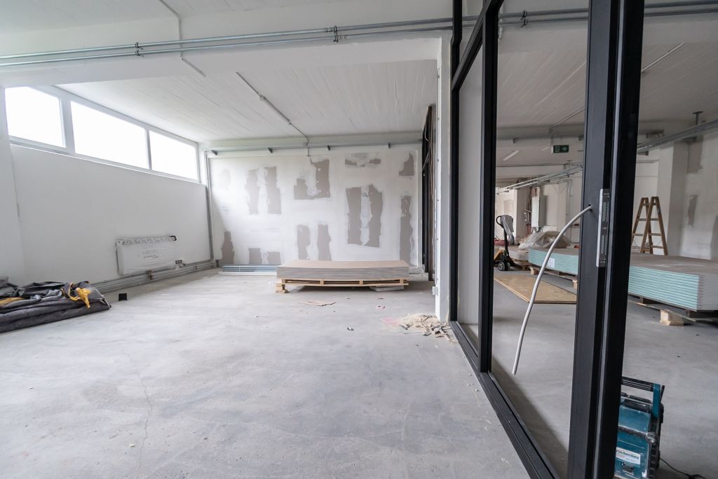 découvrez le coût moyen pour la rénovation de bureaux au mètre carré et obtenez des conseils pour estimer votre budget travaux efficacement.